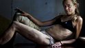 První cena v kategorii Aktuální téma, Jihoafričan Brent Stirton: Drogově závislá prostitutka Maria odpočívá v přestávce mezi klienty. Krivy Rig, Ukrajina
