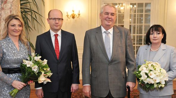 Prezidenta Miloše Zemana (vpravo) a premiéra Bohuslava Sobotku (ČSSD) čeká v sobotu od 13 hodin novoroční oběd s manželkami.