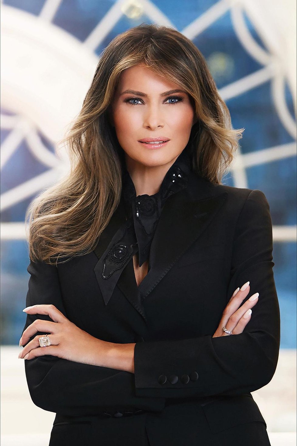 Melania Trumpová zatím svůj portrét od malíře nemá, v galerii ji tedy reprezentuje fotografie, která toho o ní příliš neprozrazuje.