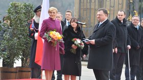 První dámy bez platu. Reprezentují stát, ale šaty, kadeřníky i sociální a zdravotní pojištění si musí platit ze svého. Agata Kornhauserová-Dudová - manželka polského prezidenta a první dáma České republiky Ivana Zemanová (Praha, 2016)