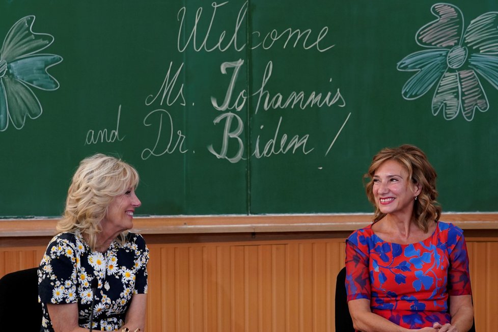 První dámy Jill Bidenová a Carmen Iohannisová v bukurešťské škole