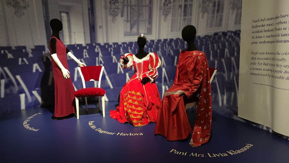 Mezi nejhonosnější patří šaty (zleva) toaleta Hany Benešové z 30. let, divadelní kostým Dagmar Havlové z inscenace Královna Kristina (1995) a hedvábná toaleta Livie Klausové (2009).