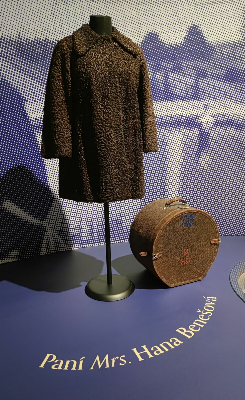 Zimní plášť z tehdy módní kožešiny jehňat ovce karakulské nosila Hana Benešová od roku 1938 i v průběhu 50. let. Patřil k jejím nejoblíbenějším.