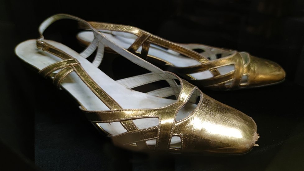 Mezi obuvnickými kousky nechybí zlaté střevíčky Ireny Svobodové z přelomu 60. a 70. let šitých ve Snaze Brno.