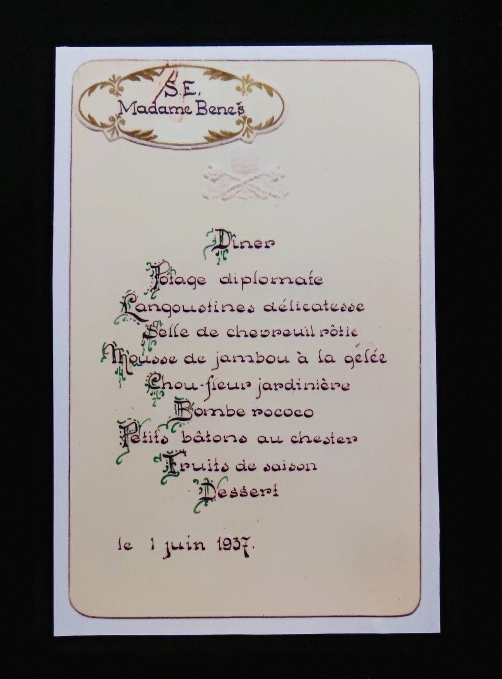Mezi exponáty jsou i zajímavosti jako menu slavnostní večeře u papežského nuncia, kam byla pozvána Hana Benešová v roce 1937.