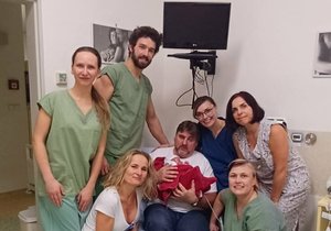 Šťastný tatínek s Barborkou a personálem porodnice Nemocnice Vyškov. Původně byl porod holčičky naplánovaný až na 4. ledna.