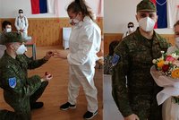 Láska v čase koronakrize: Voják v první linii požádal o ruku zdravotní sestru