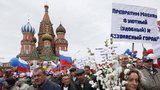První máj v Moskvě: Průvody, pionýři a 140 tisíc lidí. Ale také protesty