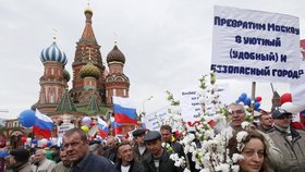 První máj vyrazilo v Moskvě slavit 140 000 lidí, po celém Rusku prý miliony.
