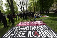 1. máj v ČR: „Hanba,“ křičeli na komunisty i Paroubka, Prahou táhli anarchisté a pochod za mír