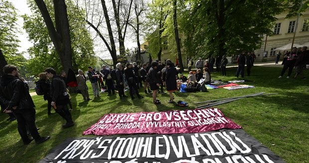 Protesty na 1. máje: „Putin pod zem!“ bouřili anarchisté. „Hanba!“ schytali to komunisté