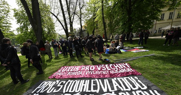 Česko si připomíná 1. máj: „Hanba,“ křičeli na komunisty i Paroubka, anarchisti táhli Prahou