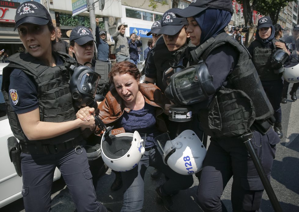 Prvomájový průvod odborářů v Turecko provázely výtržnosti. několik lidí bylo zatčeno.