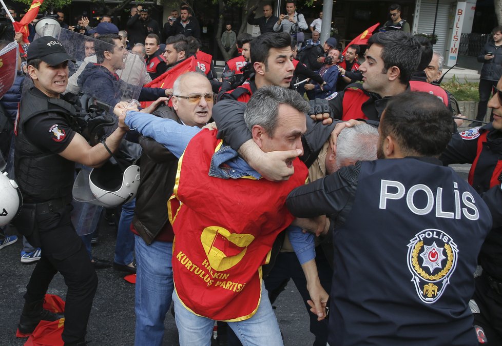 Prvomájový průvod odborářů v Turecko provázely výtržnosti. několik lidí bylo zatčeno.