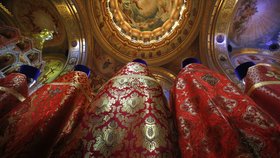 V Moskvě se slaví pravoslavné Velikonoce a v katedrále Krista Spasitele proběhla mše, na které nechyběl ani ruský prezident Vladimir Putin. Mši slouží pravoslavný biskup Cyril.