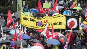 Také ve švýcarském Curychu probíhá poměrně klidný pochod zaměstnanců a odborů. Někteří lidé si na něj oblékli kostýmy. Pochod ale překazil déšť.