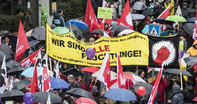 Také ve švýcarském Curychu probíhá poměrně klidný pochod zaměstnanců a odborů. Někteří lidé si na něj oblékli kostýmy. Pochod ale překazil déšť.