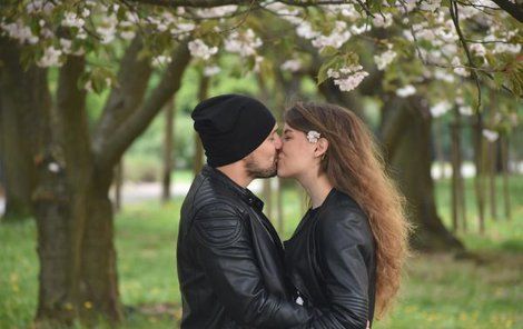 Kateřina Patková (22) a Tomáš Rambousek (34 ) z Ústí nad Labem dodržují tradici polibku už čtyři roky. Klasickou třešeň letos nenašli, museli vzít zavděk její okrasnou variantou.