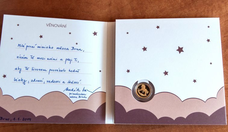 Terezka, první miminko Brna v roce 2019, dostala od primátorky Markéty Vaňkové zlatý dukát a ručně psané blahopřání.