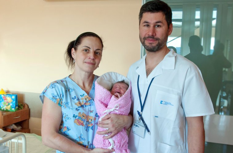 Porodní asistentka Ilona Rašková a gynekolog Lukáš Hruban s Terezkou. Právě během jejich novoroční služby přišla dívenka na svět.