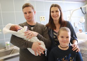 Prvním miminkem roku 2020 je Laura Fabičovicová, narodila se 1. ledna necelou jednu minutu po půlnoci v břeclavské nemocnici. Chová si ji hrdý tatínek Zdeněk Fabičovic, šťastná je i máma Kateřina Celnarová a starčí sestra Nicol.