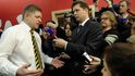 První odpovědi novinářům. Předseda Směru - Sociální demokracie Robert Fico a jeho straničtí kolegové v centrále v Bratislavě 11. března nad ránem slaví volební výsledek. První odpovědi novinářům. Předseda Směru - Sociální demokracie Robert Fico a jeho straničtí kolegové v centrále v Bratislavě 11. března nad ránem slaví volební výsledek.