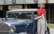 Anička Fialová coby Irena Valentová, která našla zalíbení v automobilových závodech. Anička Fialová coby Irena Valentová, která našla zalíbení v automobilových závodech.