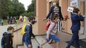 Děti čekají 1. září 2020 před Masarykovou základní školou v Újezdu nad Lesy v Praze 9 na zahájení nového školního roku. Budou v něm platit přísnější hygienická pravidla proti šíření nového typu koronaviru. Přivítal je Ministr školství Robert Plaga.