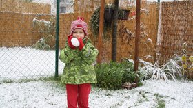 Malá Anička staví sněhuláčka