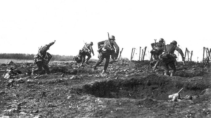 Do německé paměti se březen a duben 1918 vryly jako dva nejvražednější měsíce Velké války na západní frontě: v průběhu pouhých 61 dní zahynulo 68 397 vojáků císaře Viléma II.