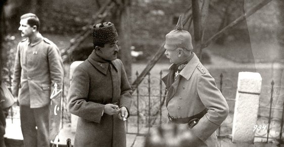 Turecká generál Enver Paša a německý generál Arnold von Winckler, 1916