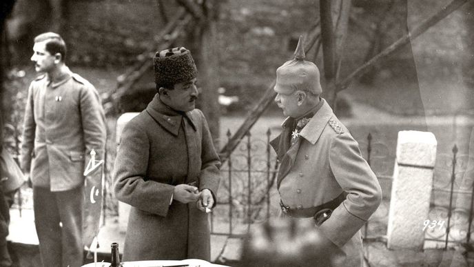Turecká generál Enver Paša a německý generál Arnold von Winckler, 1916