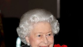 Stoleté výročí konce první světové války si v Royal Albert Hall připomněla také britská královská rodina. Královna oslnila masivní broží z vlčích máků