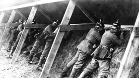 Snímek z první světové války: Němečti vojáci v zákopech stříli na nepřítele na frontě v Belgii.