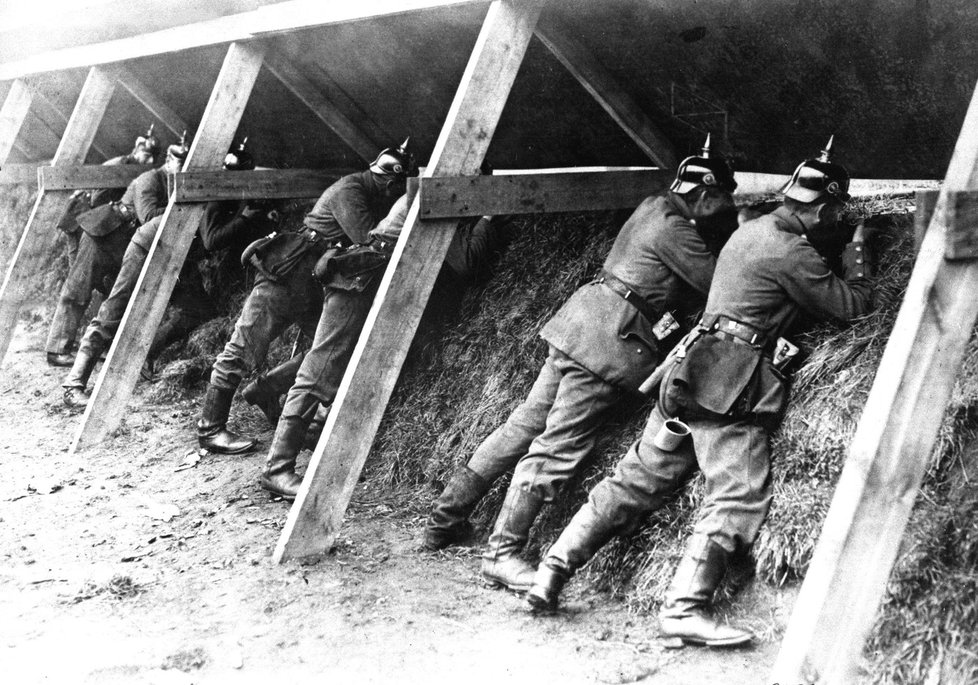 Němečti vojáci v zákopech stříli na nepřítele na frontě v Belgii.