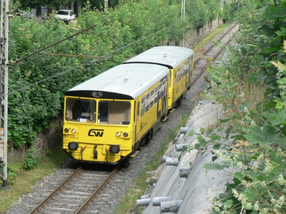 První v Jihočeském kraji. Součástí koridoru mezi Táborem a Sudoměřicemi je i 444 metrů dlouhý tunel.Včera ho pokřtila šedesát let stará lokomotiva přezdívaná Bugatka či Štokr.