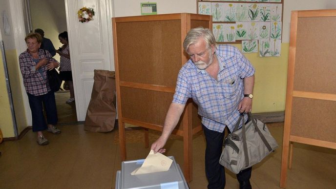 První voliči na základní a mateřské škole Květnového vítězství na pražském Chodově