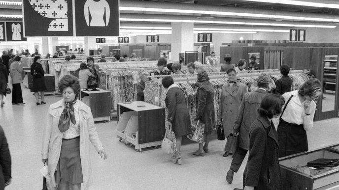První zákazníci v novém obchodním domě Máj, který byl 21. dubna 1975 slavnostně otevřen na Národní třídě v Praze.