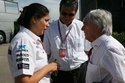 Šéfka Sauberu v debatě s Ecclestonem (vpravo). Práci bosse F1 by dělat nechtěla.