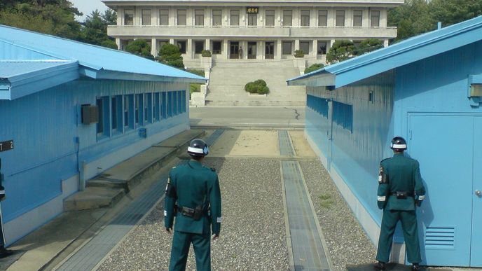 Prvním cílem severokorejské agrese by zřejmě byl její jiřní soused (Na snímku hranice obou zemí)