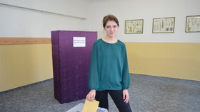 Studentka herectví Sofia Katela (18) z Chomutova si váží toho, že už může rozhodovat sama za sebe. Usedla i do volební komise.