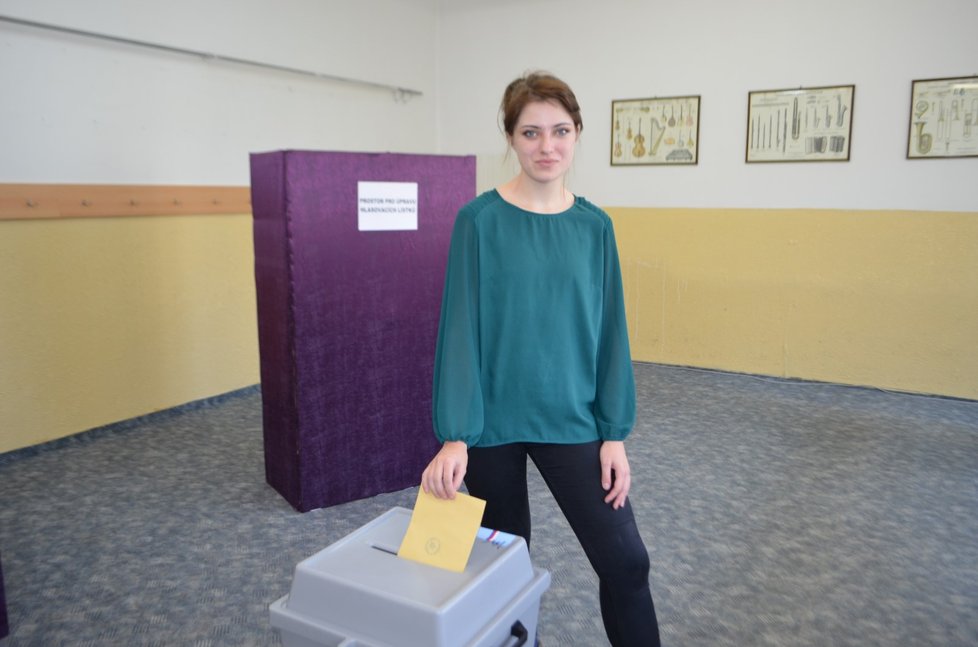 Studentka herectví Sofia Katela (18) z Chomutova si váží toho, že už může rozhodovat sama za sebe. Usedla i do volební komise.