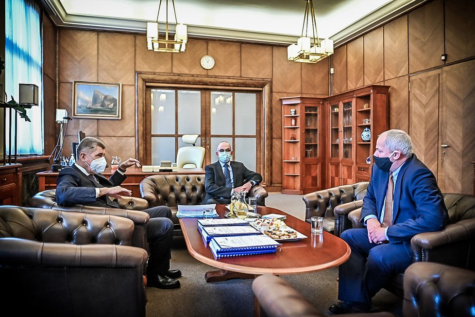 Premiér Andrej Babiš uvedl do funkce nového ministra zdravotnictví Jana Blatného. Úřad svému nástupci předal odstupující ministr Roman Prymula (29. 10. 2020)