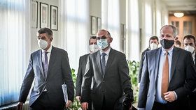 Premiér Andrej Babiš uvedl do funkce nového ministra zdravotnictví Jana Blatného. Úřad svému nástupci předal odstupující ministr Roman Prymula (29. 10. 2020).