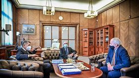 Premiér Andrej Babiš uvedl do funkce nového ministra zdravotnictví Jana Blatného. Úřad svému nástupci předal odstupující ministr Roman Prymula (29. 10. 2020)