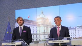 Ministr zdravotnictví Adam Vojtěch (za ANO) a premiér Andrej Babiš (ANO)  na Úřadě vlády (28.2.2020)