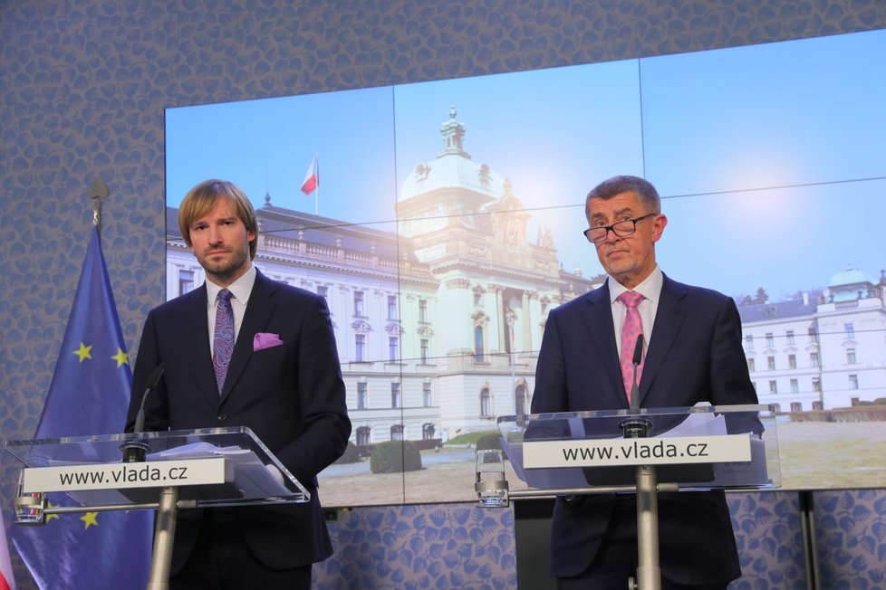 Ministr zdravotnictví Adam Vojtěch (za ANO) a premiér Andrej Babiš (ANO)  na Úřadě vlády (28.2.2020)