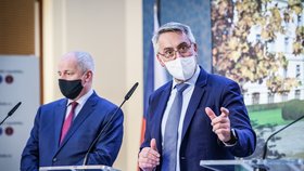 Již bývalý ministr zdravotnictví Roman Prymula (za ANO) a ministr obrany Lubomír Metnar (za ANO) na tiskové konferenci po mimořádném jednání vlády (22.10.2020)