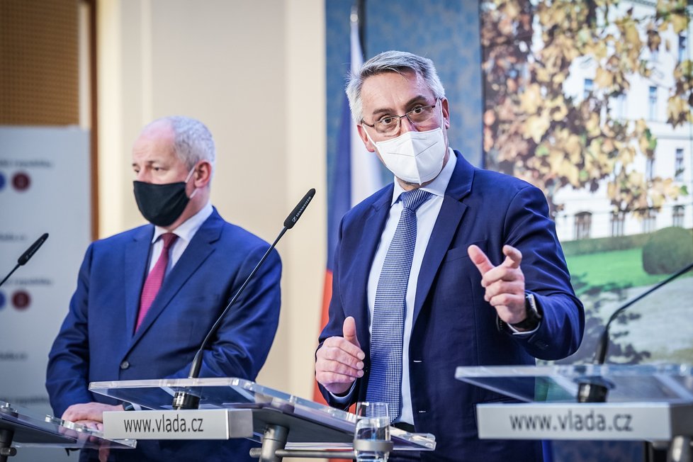 Exministr zdravotnictví Roman Prymula (za ANO) a ministr obrany Lubomír Metnar (za ANO) na tiskové konferenci po mimořádném jednání vlády (22.10.2020)
