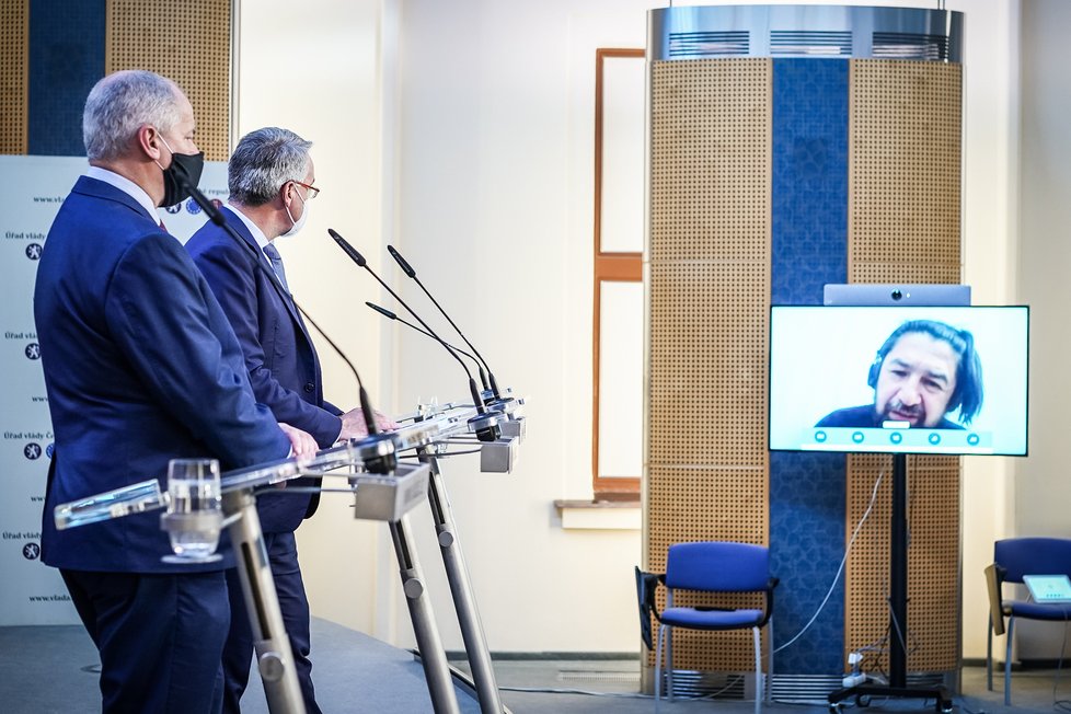 Exministr zdravotnictví Roman Prymula (za ANO) a ministr obrany Lubomír Metnar (za ANO) na tiskové konferenci po mimořádném jednání vlády (22.10.2020)